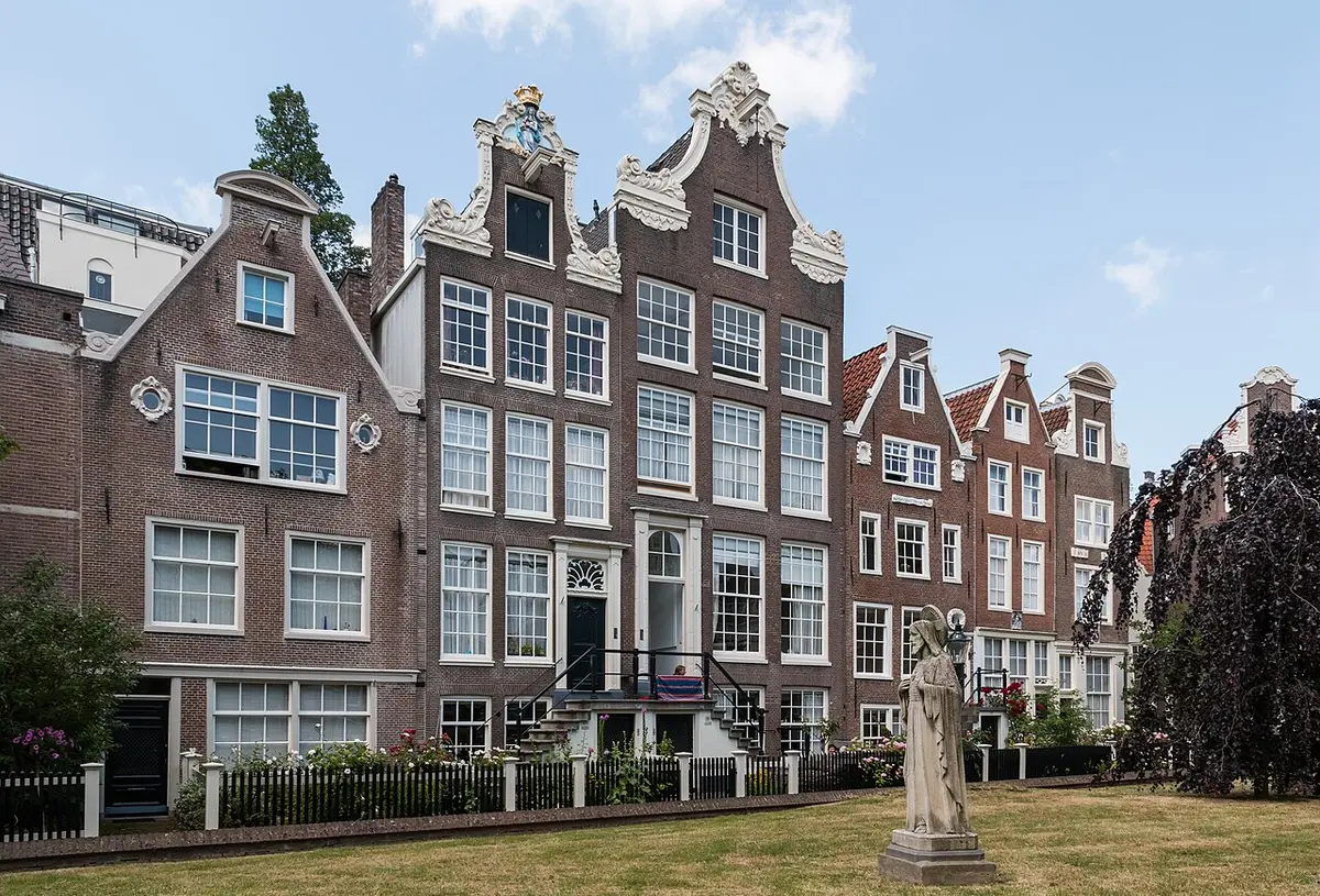 Tall gabled houses around the lawn of the Begijnhof