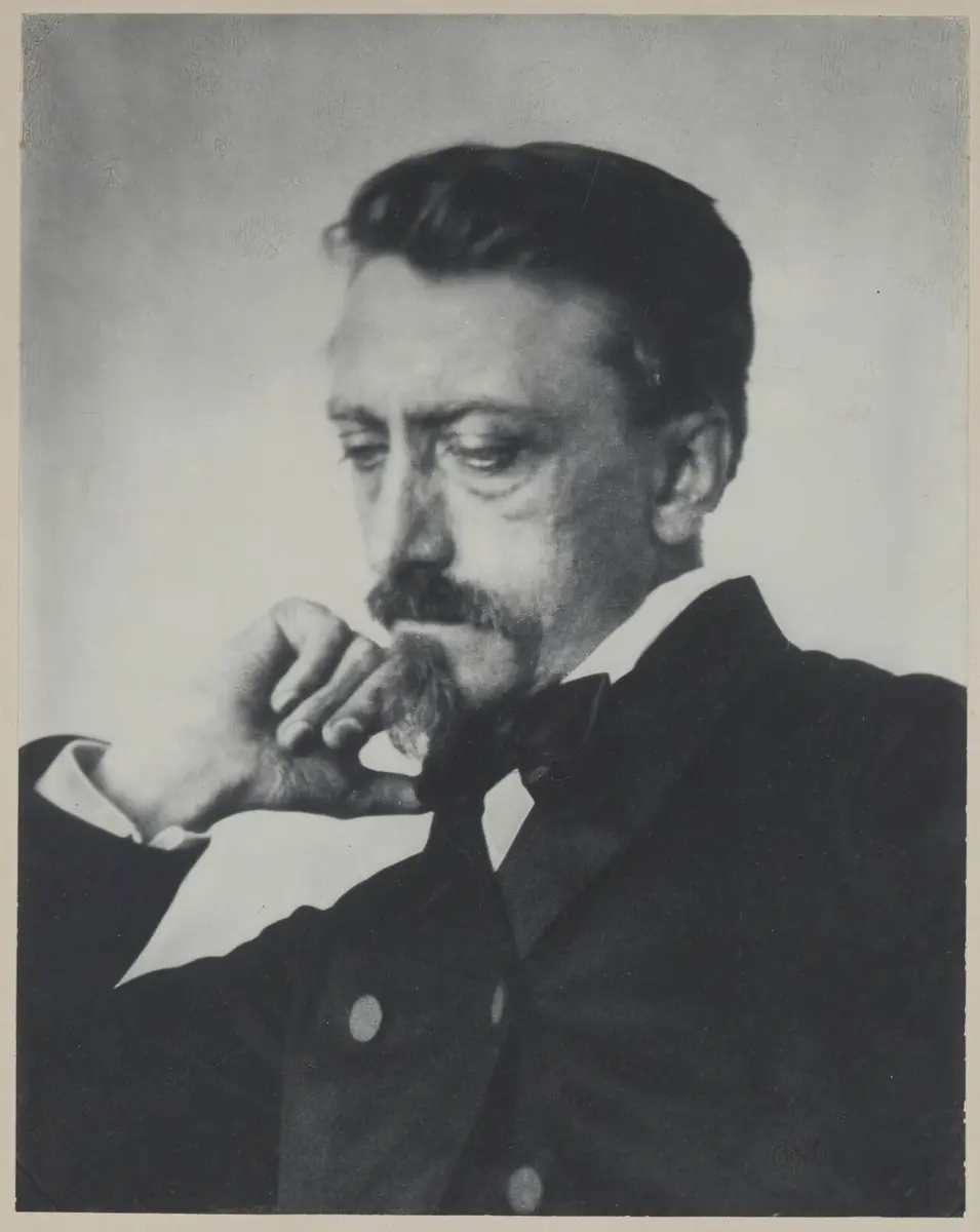 Black and white photograph of Multatuli, his chin resting on his hand