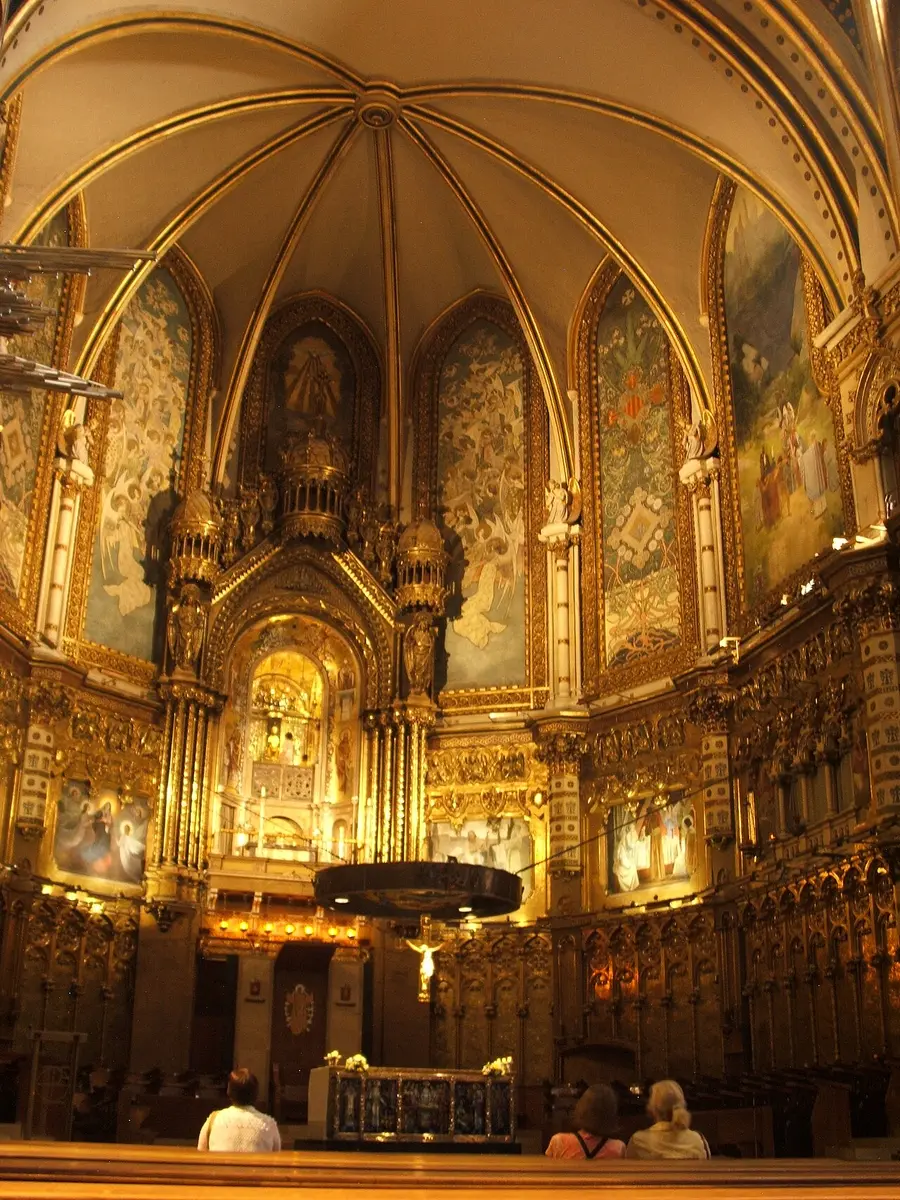 The gilded apse of the Montserrat basilica, with the niche of the Black Madonna above the altar