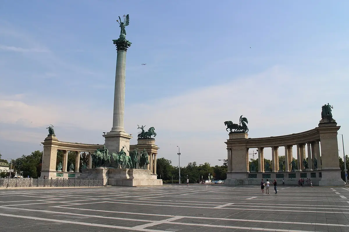Heroes’ Square: a tall column topped by the archangel Gabriel between two curved colonnades of statues