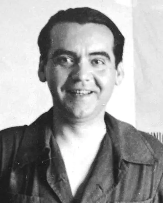 Black and white photograph of Federico García Lorca smiling, in a work shirt