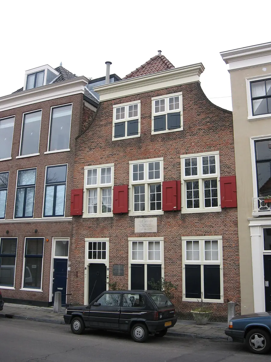 A brick house with red shutters on the Paviljoensgracht