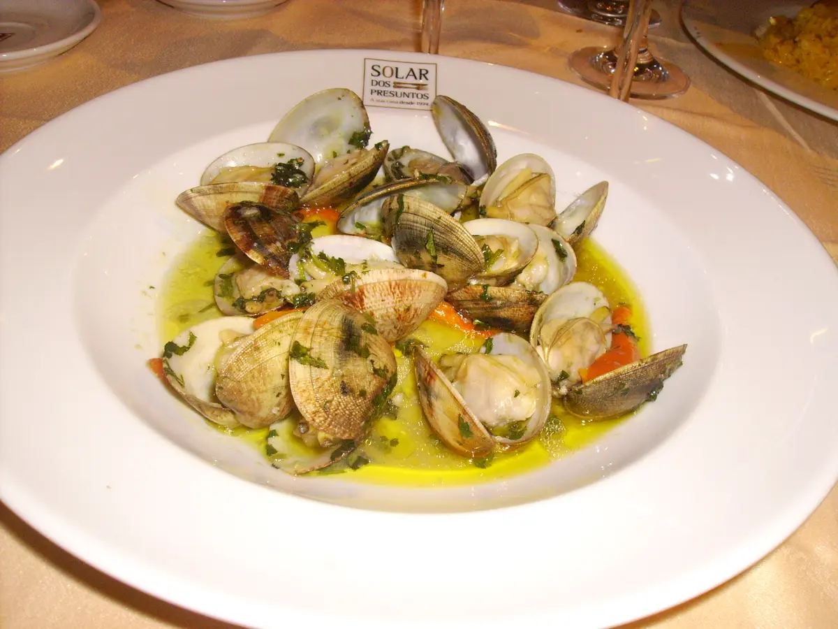 A plate of clams in a garlic and olive oil sauce