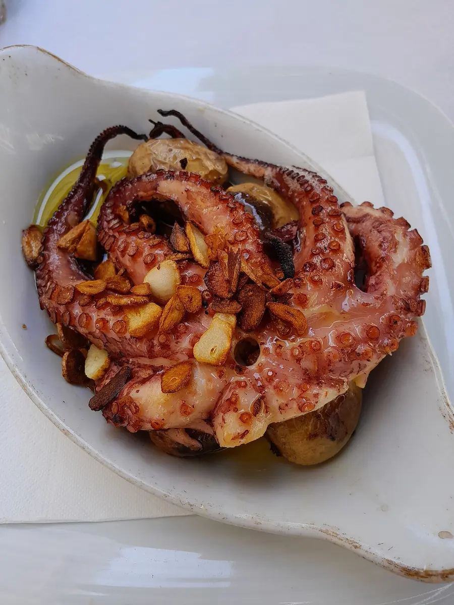 Roasted octopus with garlic and small potatoes