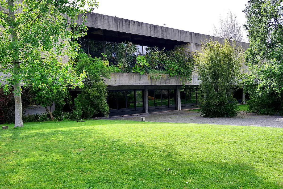 The low modernist Gulbenkian Museum building seen across a lawn in its garden