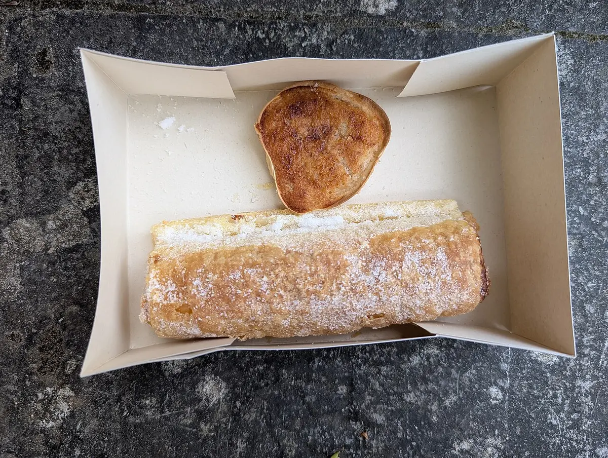 A travesseiro and a queijada, Sintra’s pastries, in a paper box