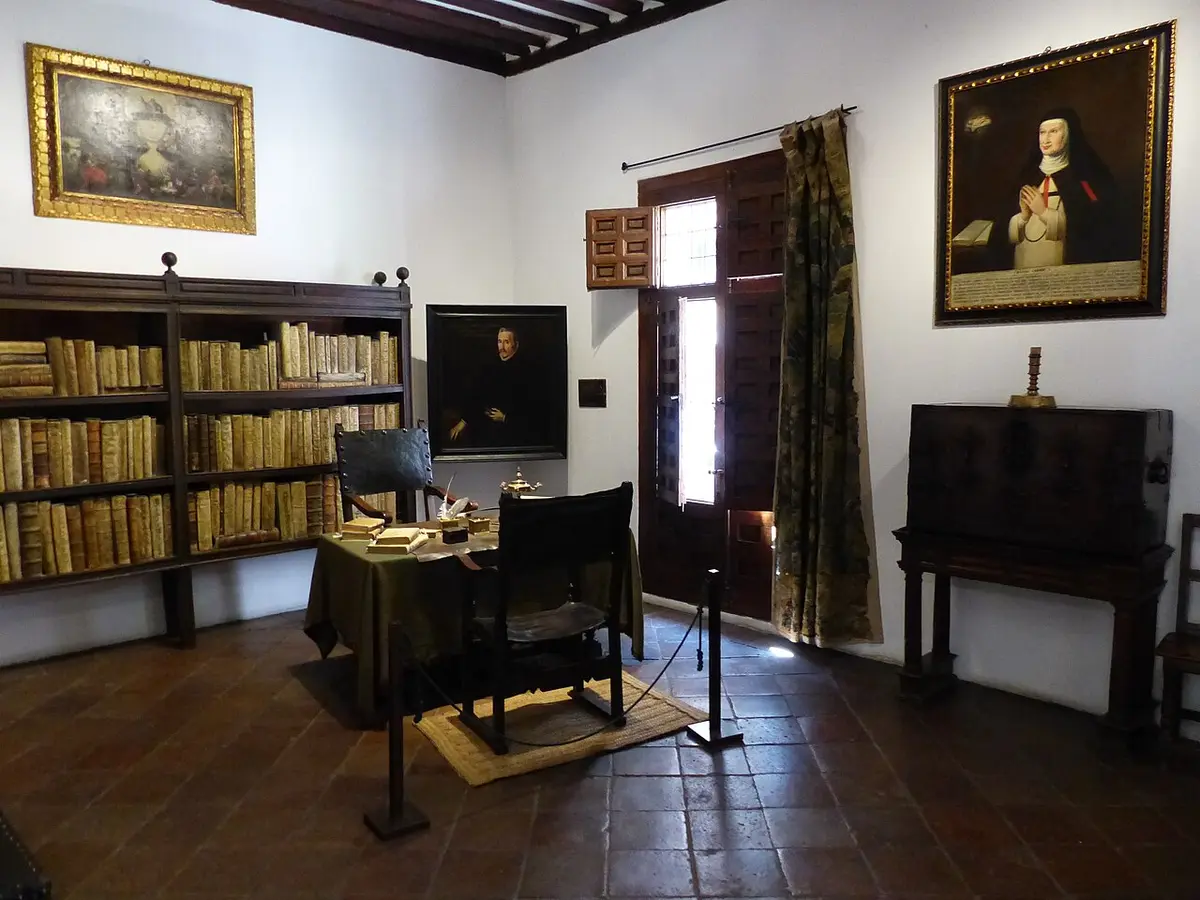 A whitewashed study with bookshelves, a desk and old portraits in Lope de Vega’s house