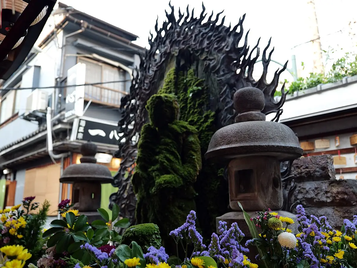 The moss-covered statue of Fudō Myōō at Hōzenji, with a flame-shaped halo and stone lanterns