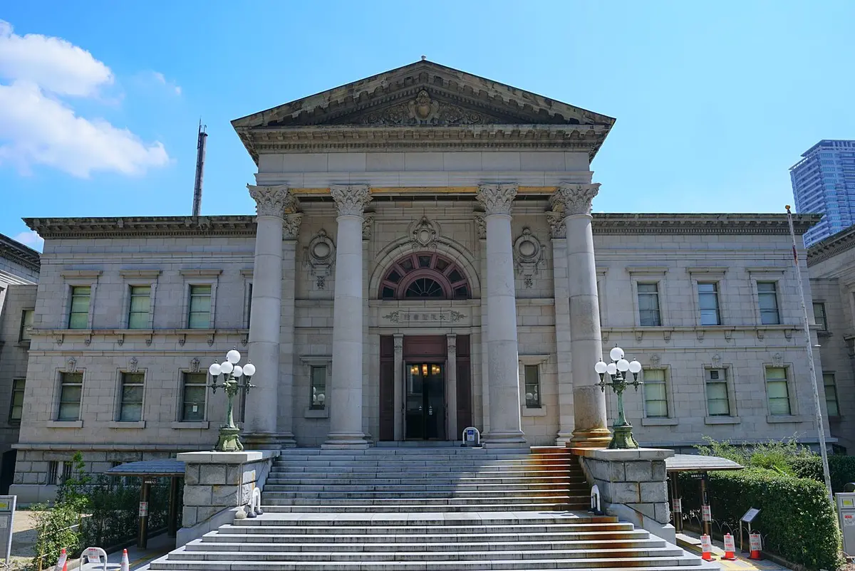 The columned stone portico and front steps of the Nakanoshima Library