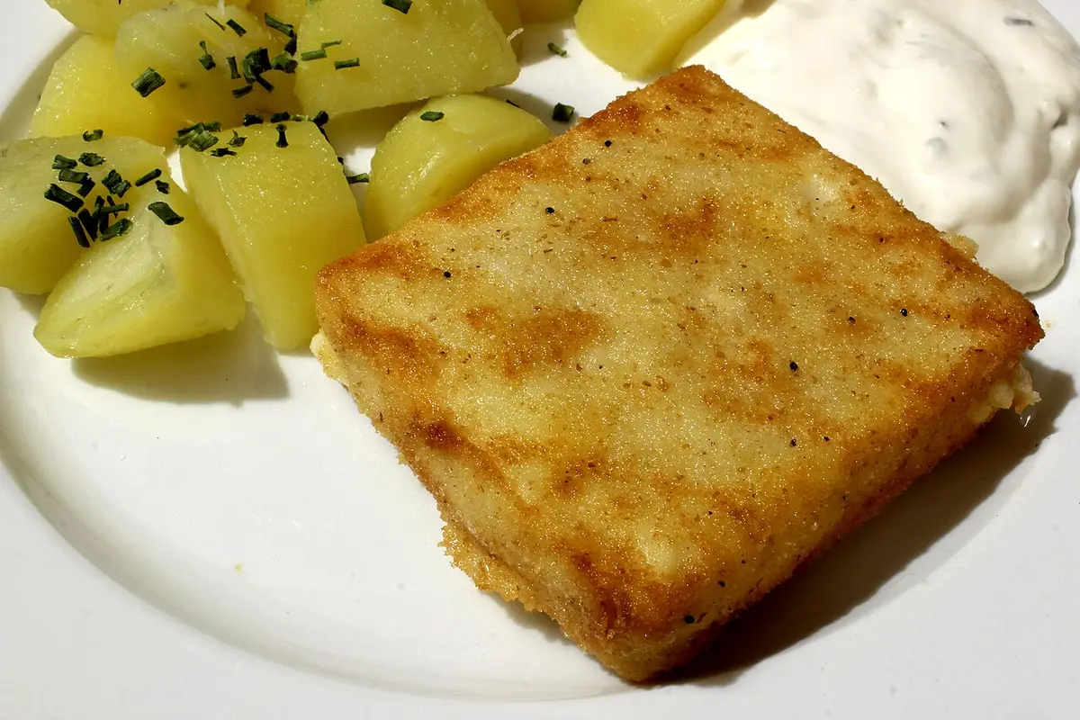 Fried cheese with boiled potatoes and tartar sauce