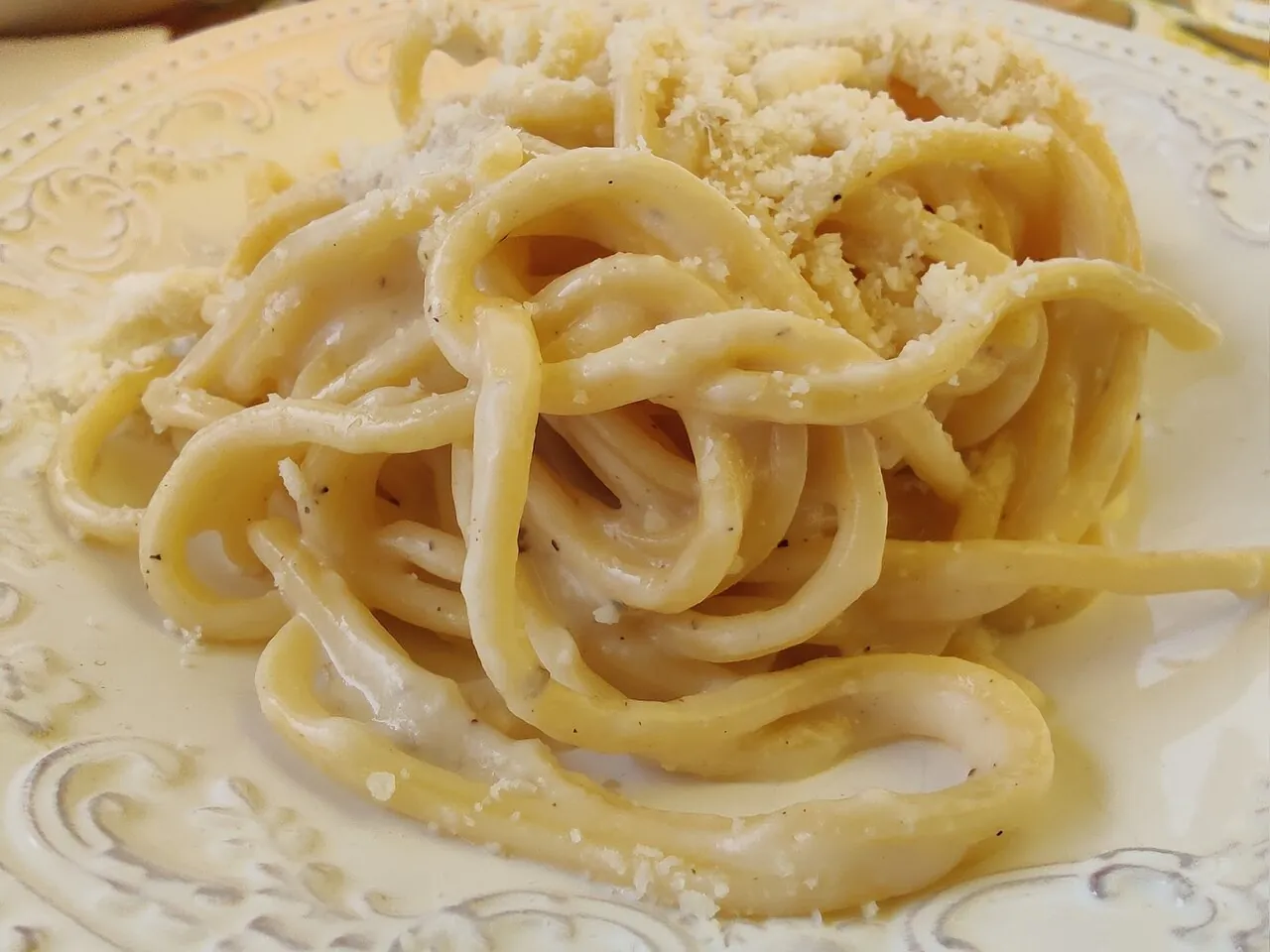 Tonnarelli cacio e pepe in a bowl