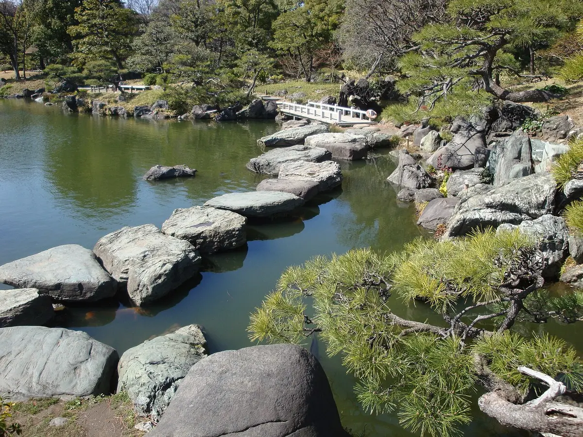 A line of flat stepping stones crossing the pond at Kiyosumi Garden