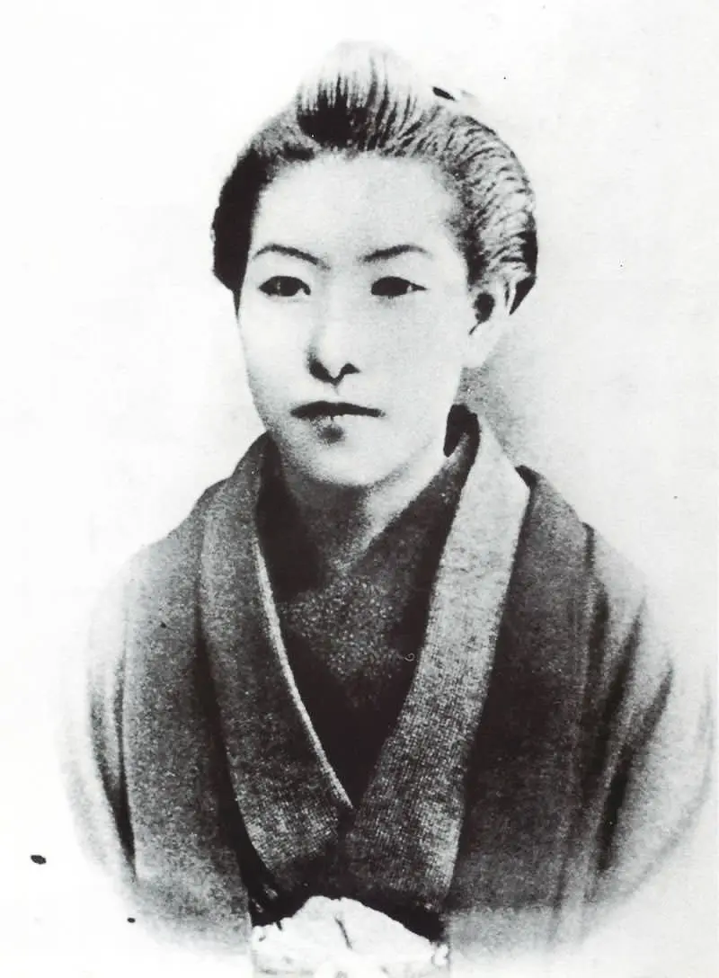 Photograph of Higuchi Ichiyō in a kimono