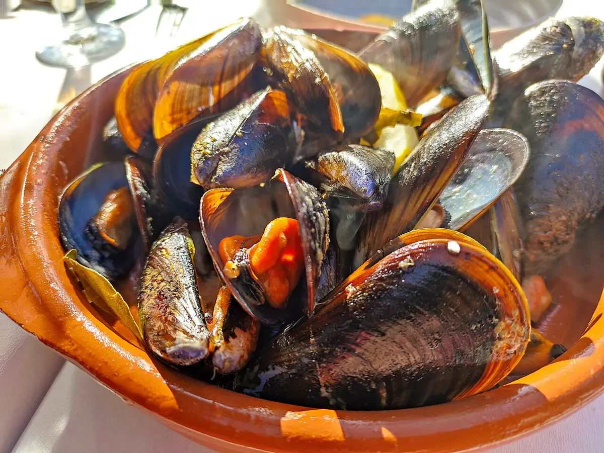 A clay dish of steamed Valencian mussels