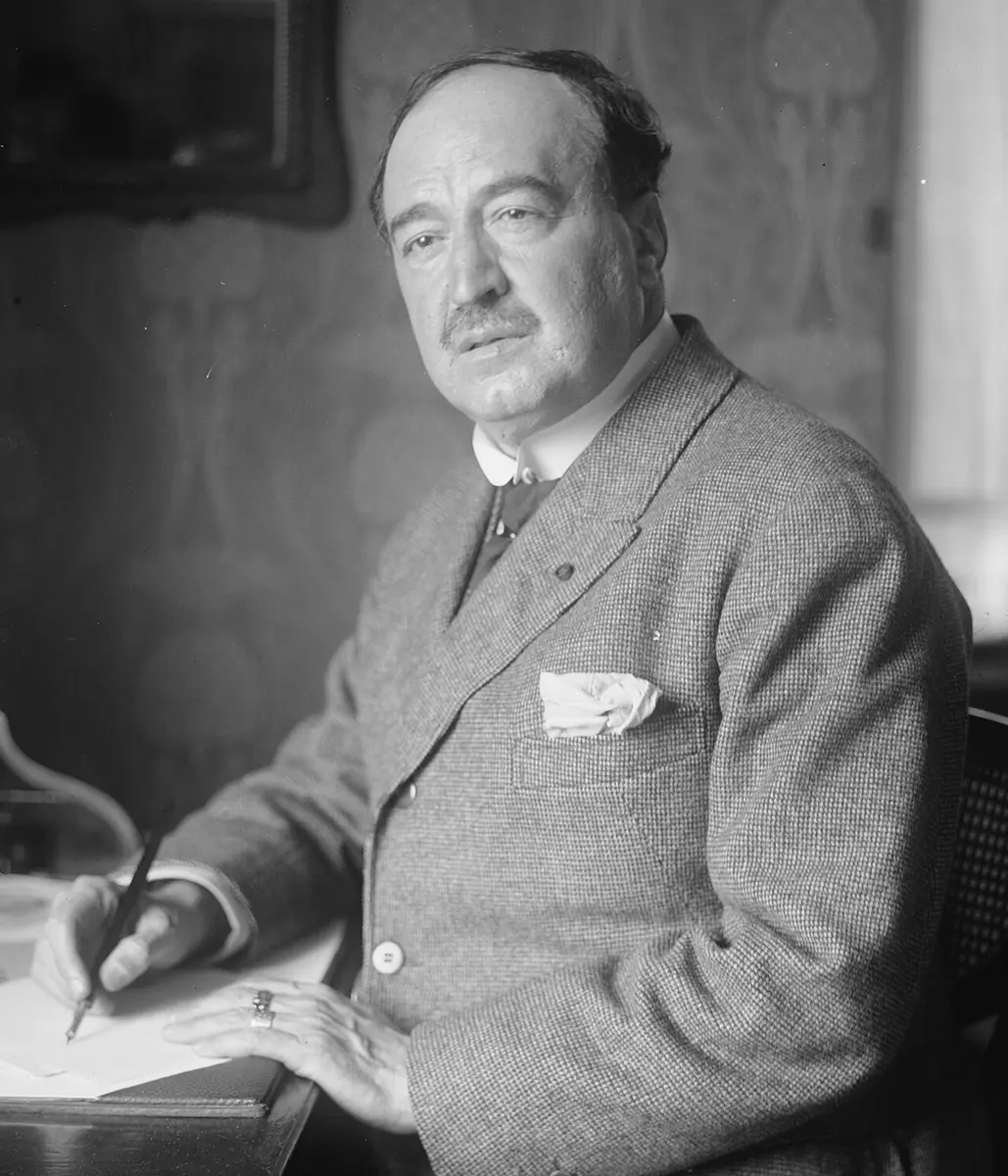 Black and white photograph of Vicente Blasco Ibáñez at a desk, pen in hand