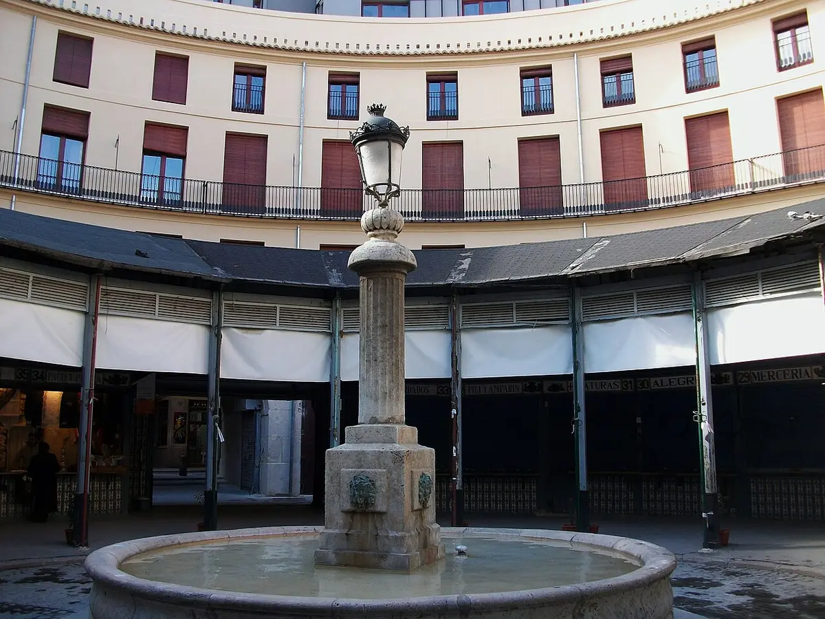 The circular Plaza Redonda, a ring of houses around a fountain on a stone column